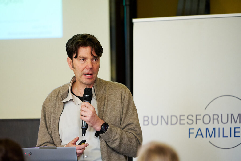 Prof. Dr. Dr. Jörg Tremmel spricht ins Mikrofon